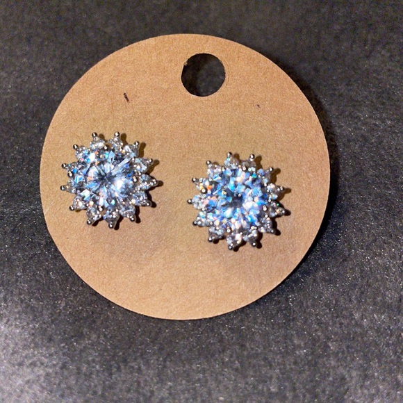 Host Pick Gorgeous CZ High Sparkle Light Capturing Pierced Earrings…Beautiful!!! - Picture 1 of 5